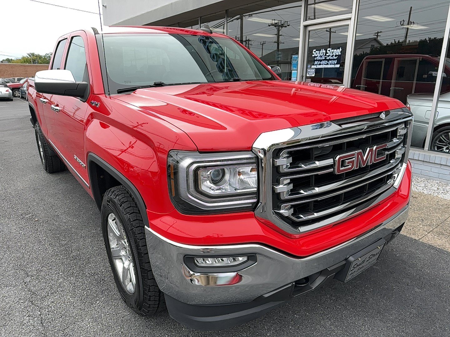 Used 2017 GMC Sierra 1500 SLT AWD/4WD image 2