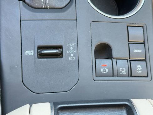 Used 2023 Toyota Highlander XLE image 29