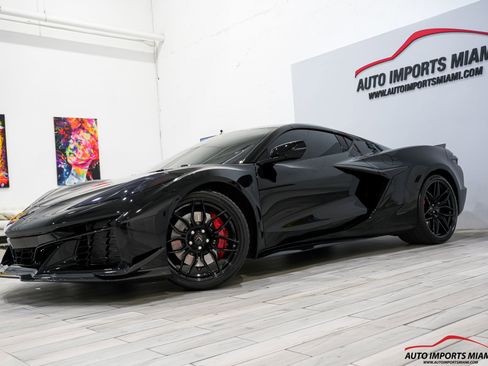 Used 2025 Chevrolet Corvette Z06 RWD image 4