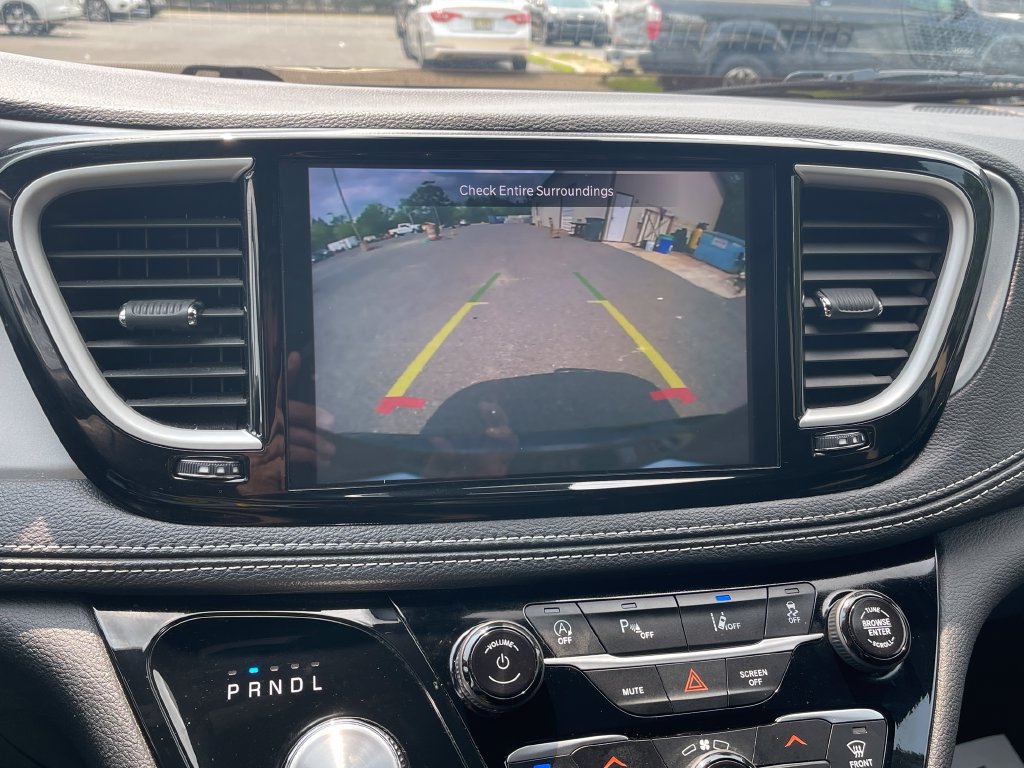 Used 2024 Chrysler Pacifica Touring FWD image 35