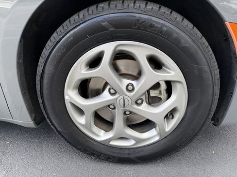 Used 2023 Chrysler Pacifica Limited FWD image 58