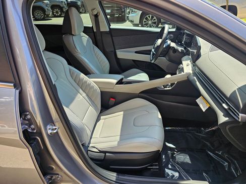 Used 2025 Hyundai Elantra Limited FWD image 12