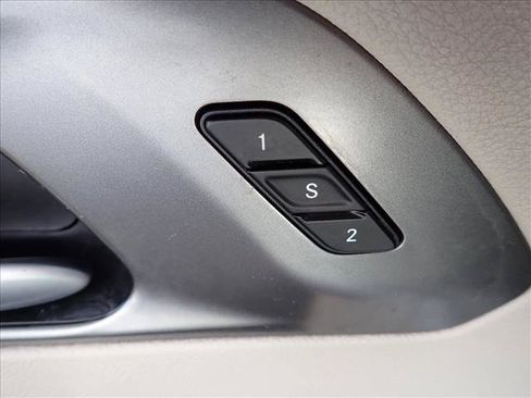 Used 2024 Chrysler Pacifica Touring-L FWD image 17