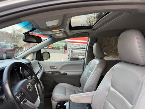 Used 2015 Toyota Sienna XLE image 12