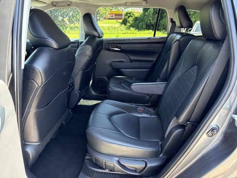 Used 2021 Toyota Highlander XLE FWD image 13