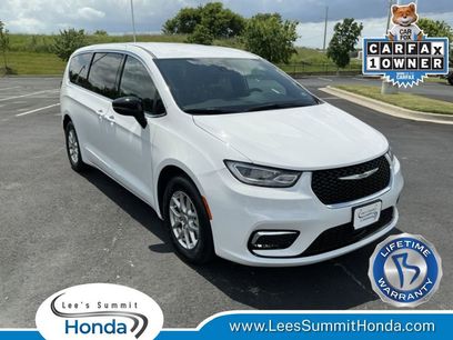 Used 2025 Chrysler Pacifica Select