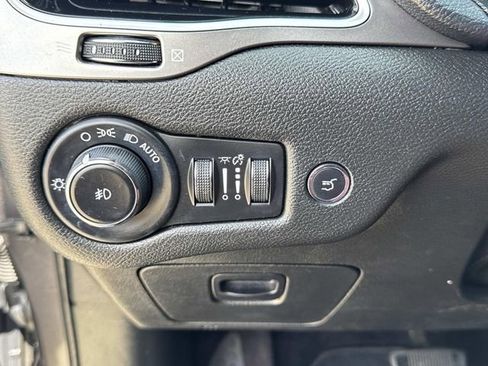 Used 2019 Jeep Cherokee Limited FWD image 32