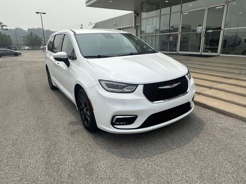 Used 2023 Chrysler Pacifica Touring-L FWD image 3