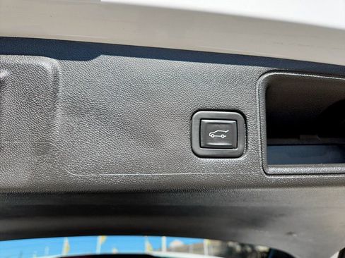 Used 2023 GMC Terrain SLT image 34