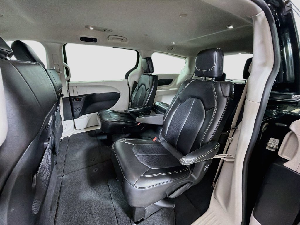 Used 2024 Chrysler Pacifica Touring-L FWD image 24