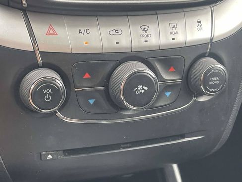 Used 2018 Dodge Journey SXT w/ Connectivity Group FWD image 17