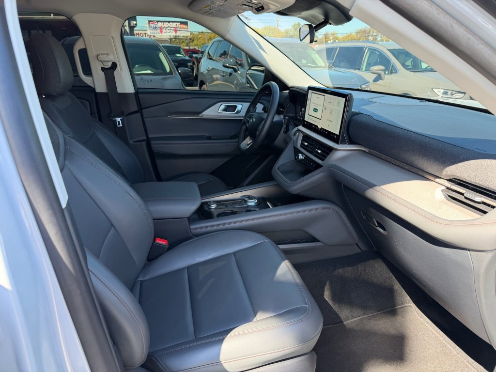 Used 2025 Ford Explorer Active w/ Active Comfort Package AWD/4WD image 16
