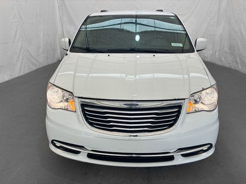 Used 2016 Chrysler Town & Country Touring w/ Driver Convenience Group FWD image 2