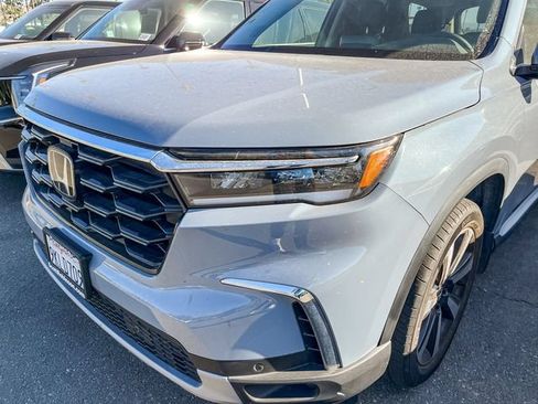Used 2024 Honda Pilot Touring image 7