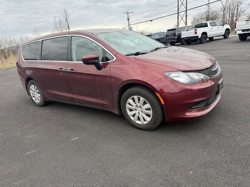Used 2021 Chrysler Voyager L FWD image 6