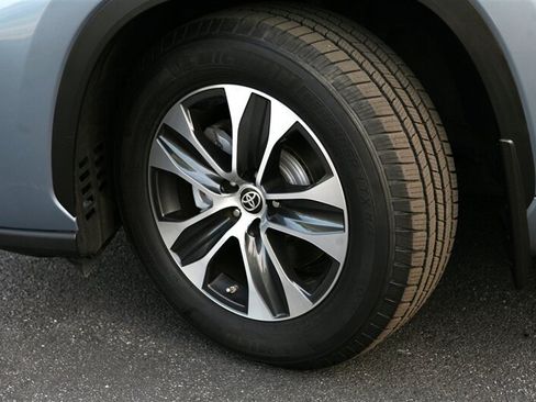 Used 2020 Toyota Highlander XLE AWD/4WD image 3