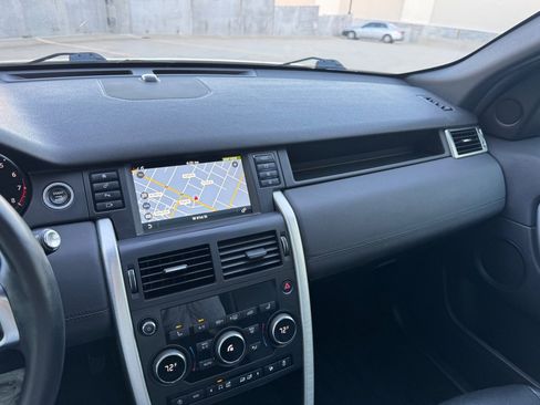 Used 2018 Land Rover Discovery Sport HSE image 17