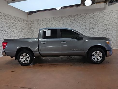 Used 2018 Nissan Titan SV image 6
