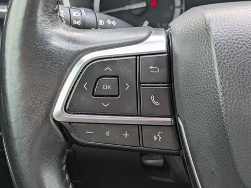 Used 2021 Toyota Highlander XLE FWD image 21