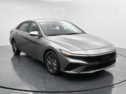 Used 2024 Hyundai Elantra SEL FWD image 2