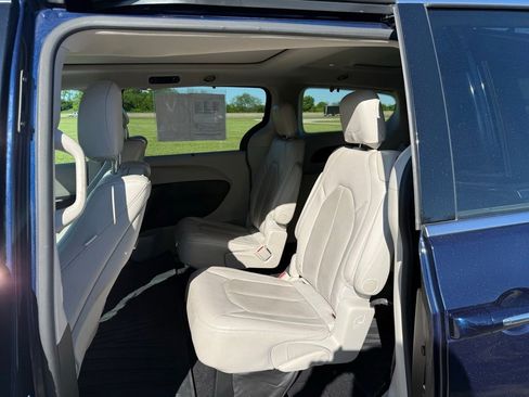 Used 2019 Chrysler Pacifica Touring-L Plus w/ Advanced Safetytec Group FWD image 13