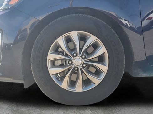 Used 2021 Kia Sedona LX image 10