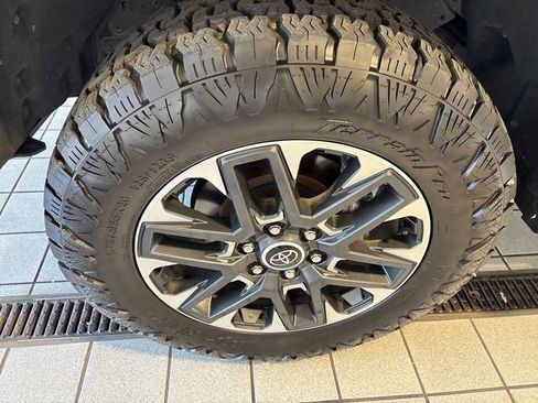 Used 2023 Toyota Tundra Limited AWD/4WD image 5