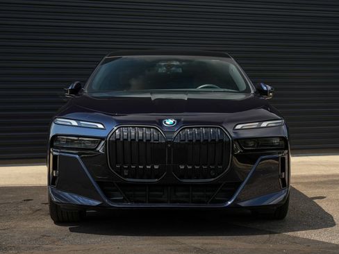 Used 2025 BMW i7 xDrive60 AWD/4WD image 6