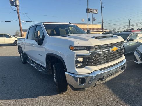 Used 2025 Chevrolet Silverado 2500 LT w/ Convenience Package AWD/4WD image 3