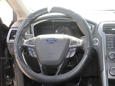 Used 2017 Ford Fusion SE FWD image 12