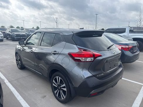 Used 2020 Nissan Kicks SR w/ SR Premium Package FWD image 2
