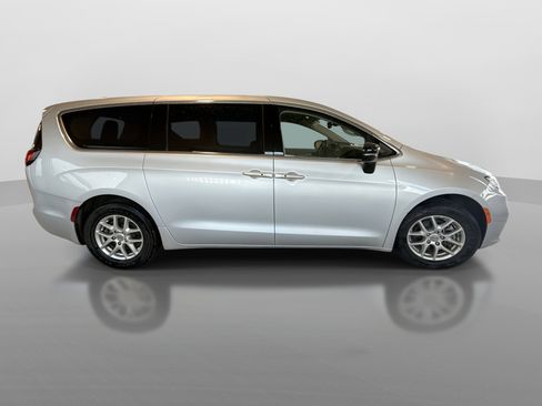 Used 2024 Chrysler Pacifica Touring-L FWD image 5