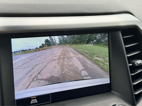 Used 2023 GMC Acadia SLT w/ Preferred Package FWD image 21