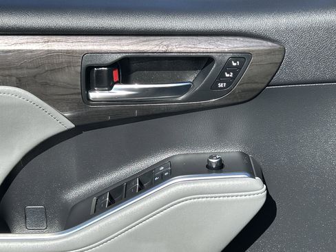 Used 2021 Toyota Highlander Platinum image 24