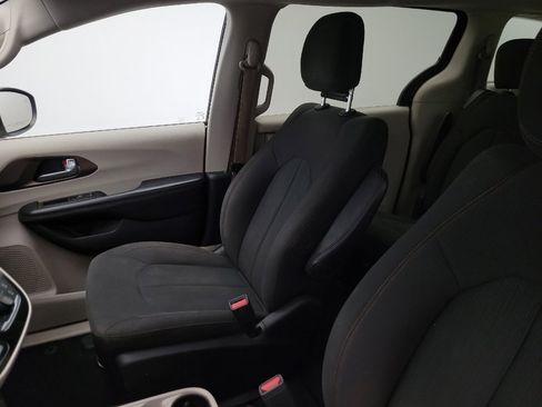 Used 2017 Chrysler Pacifica Touring FWD image 17