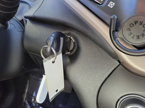 Used 2017 Jeep Cherokee Latitude w/ Cold Weather Group image 32