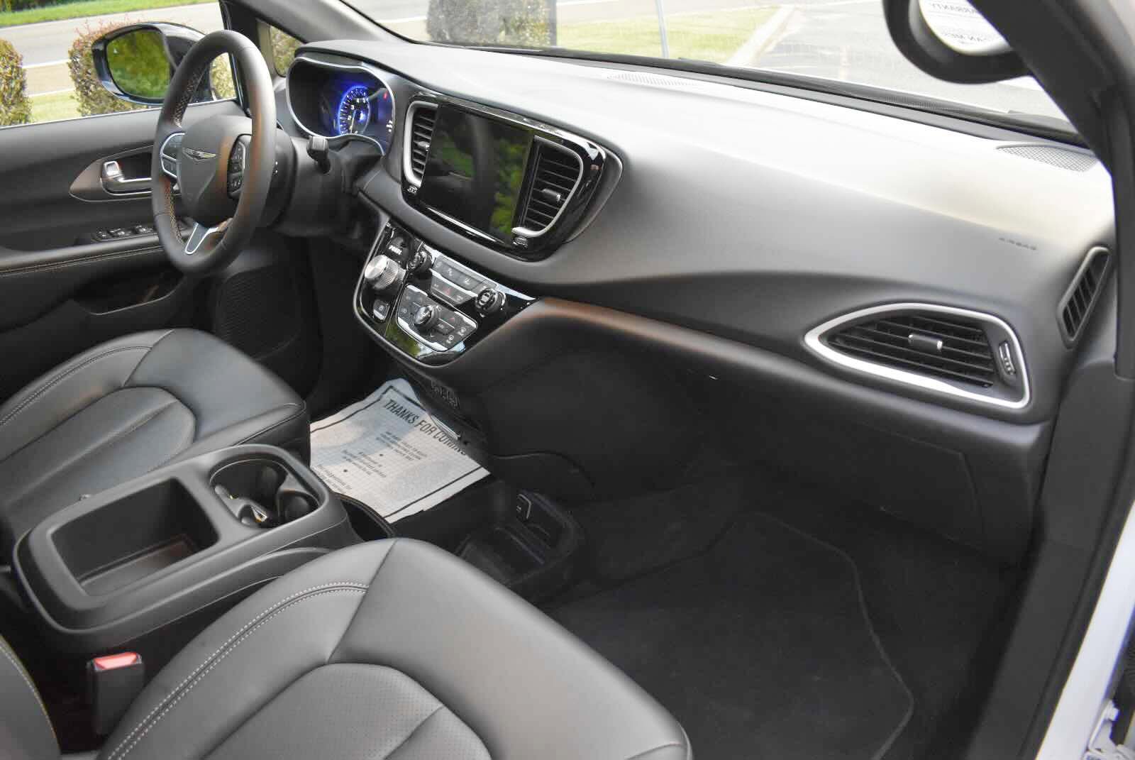 Used 2025 Chrysler Pacifica Select FWD image 42