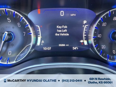 Used 2025 Chrysler Pacifica Limited FWD image 9