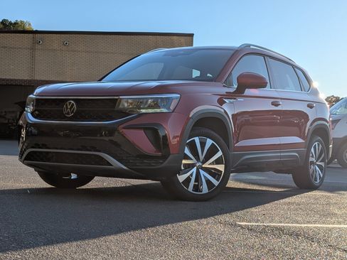 Used 2024 Volkswagen Taos SE w/ Panoramic Sunroof Package image 4