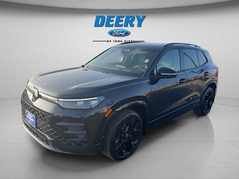 Used 2025 Volkswagen Tiguan SE R-Line image 2