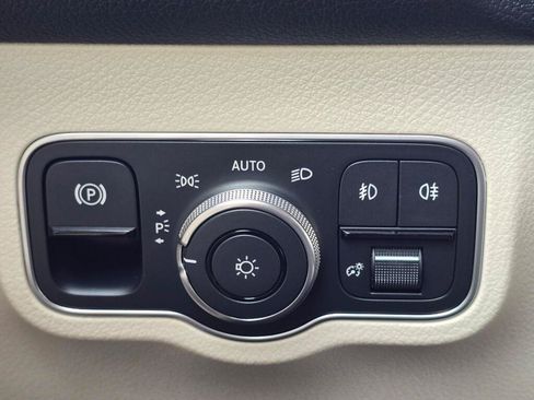 Used 2025 Mercedes-Benz GLB 250 4MATIC image 37