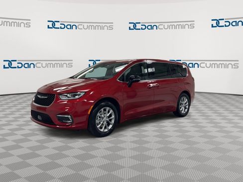 New 2026 Chrysler Pacifica Limited FWD image 4