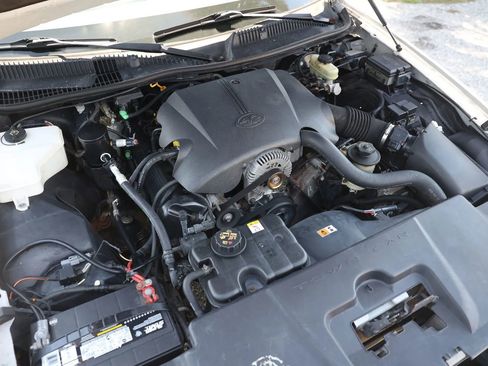 Used 2001 Lincoln Town Car Signature RWD image 38