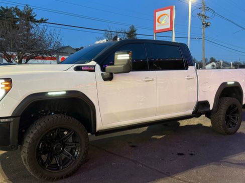 Used 2024 GMC Sierra 2500 AT4X image 8