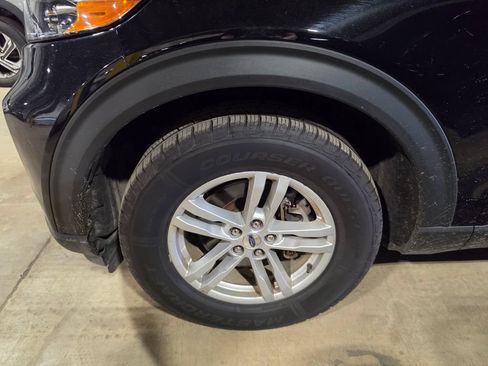 Used 2022 Ford Explorer XLT AWD/4WD image 3