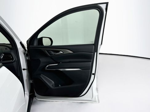 Used 2025 Chevrolet Traverse LT FWD image 33