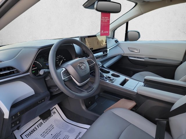 Used 2026 Toyota Sienna XLE FWD image 10