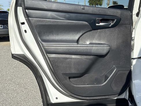 Used 2023 Toyota Highlander Bronze Edition image 13