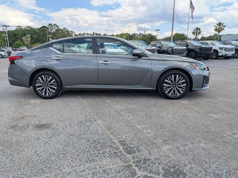 Used 2024 Nissan Altima 2.5 SV FWD image 3