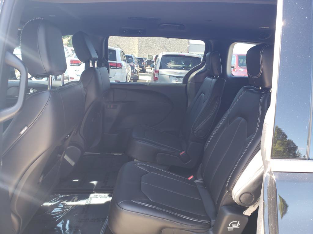 New 2027 Chrysler Pacifica Select FWD image 7